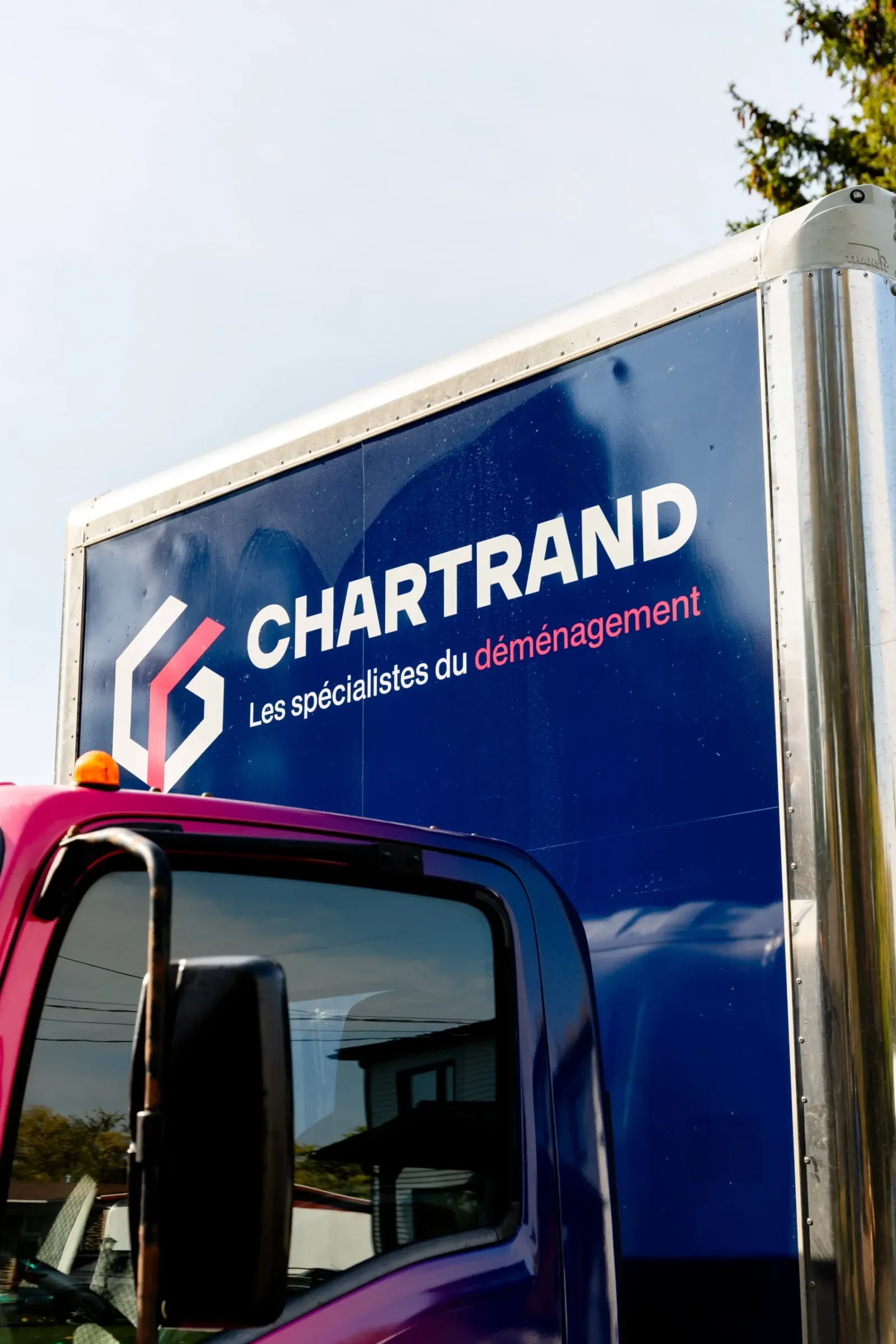 Caisse d’un camion Chartrand aux couleurs de la marque