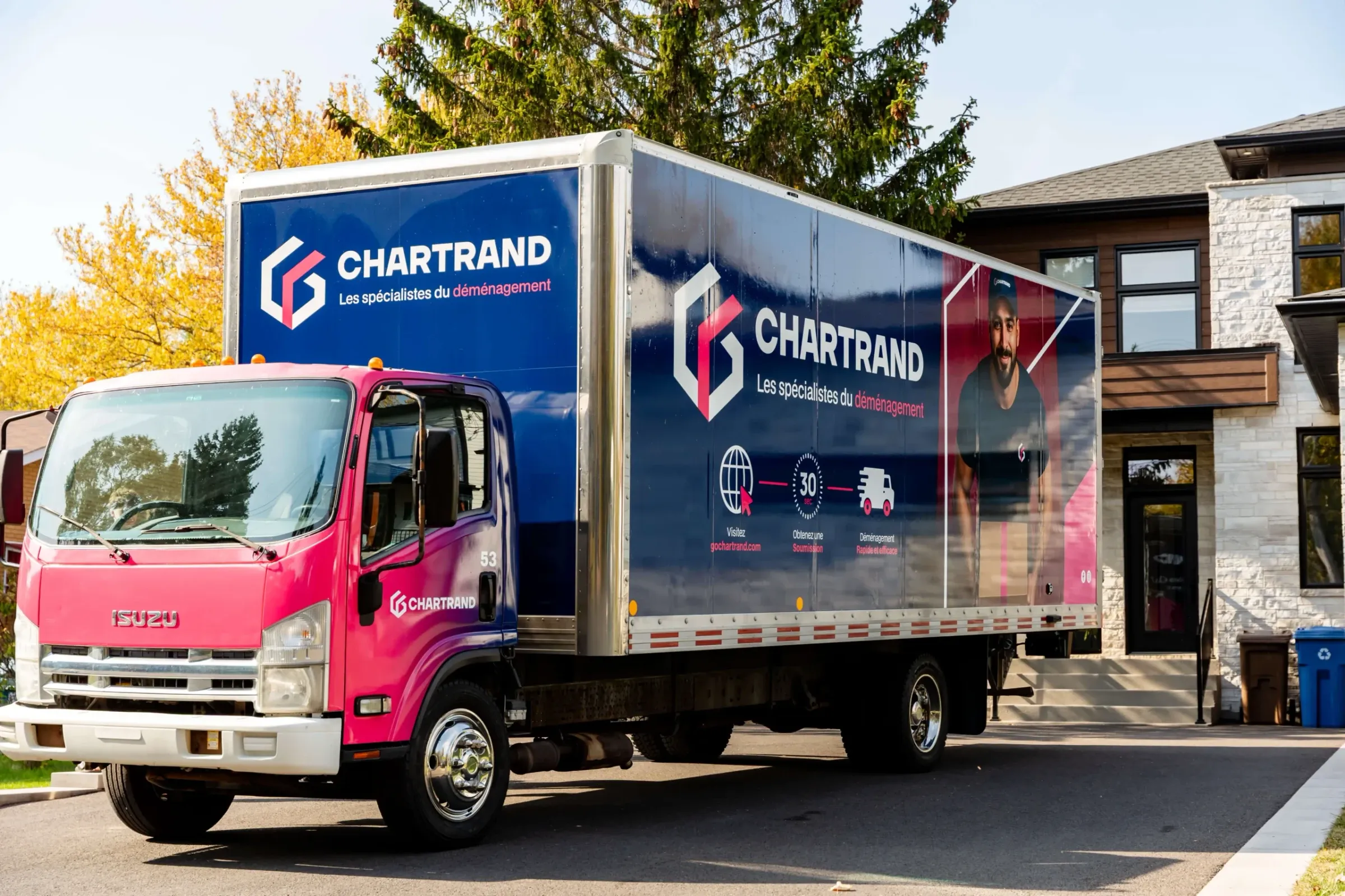 Camion Chartrand stationné dans l’entrée d’une maison