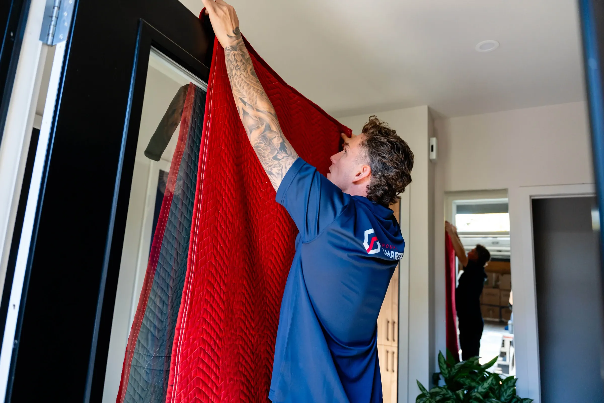 Déménageur Chartrand installant une couverture de protection dans un cadre de porte